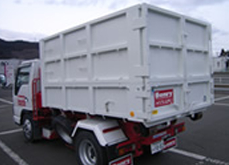 2t脱着式コンテナ車（アームロール）