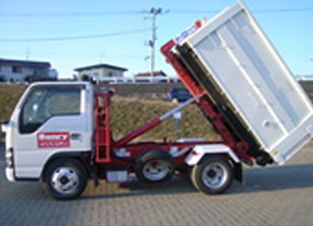 2t脱着式コンテナ車（アームロール）